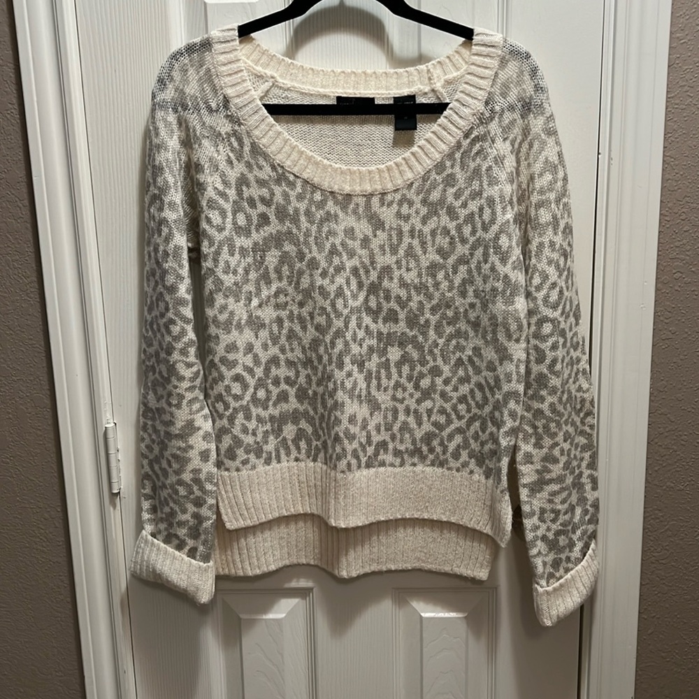 MODA International/Victoria’s Secret Winter White & Gray Leopard Print Sweater M